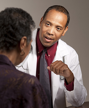 Proveedor de atención médica hablando con una mujer.